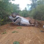 Carro capota na BR-365 e vai parar em estrada rural