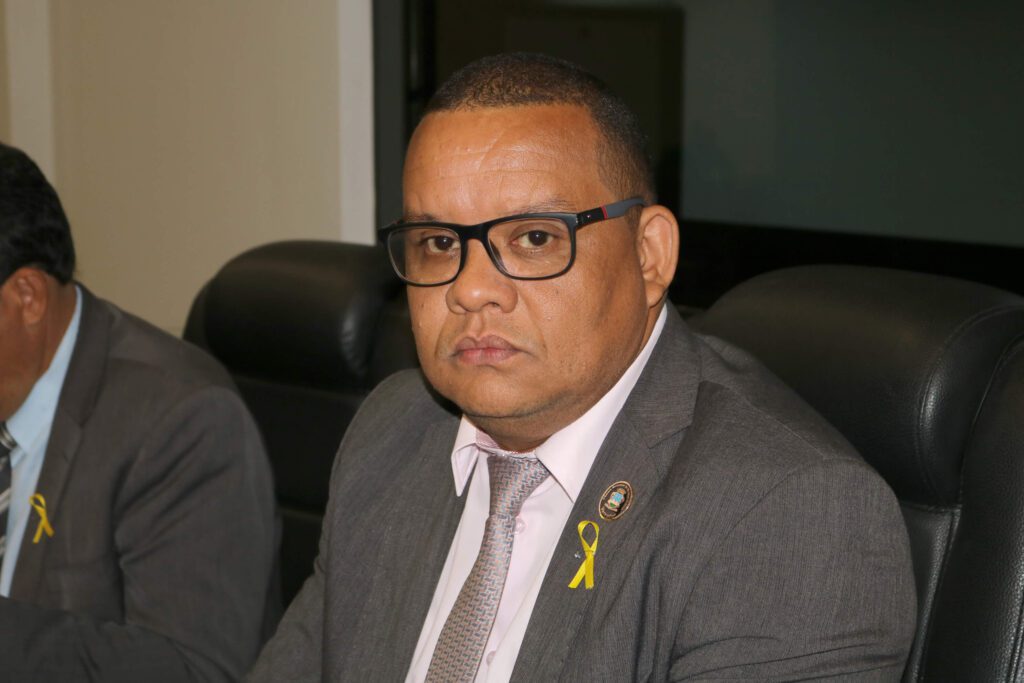 Câmara corta salário para acertar contas