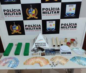 Na casa do adolescente foram apreendidas barras de maconha e dinheiro.
