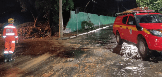 Um intenso temporal foi registrado na tarde de domingo, além de rajadas de vento e trovoadas