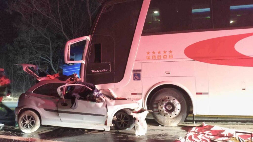 Batida entre ônibus e carro mata duas crianças e três adultos