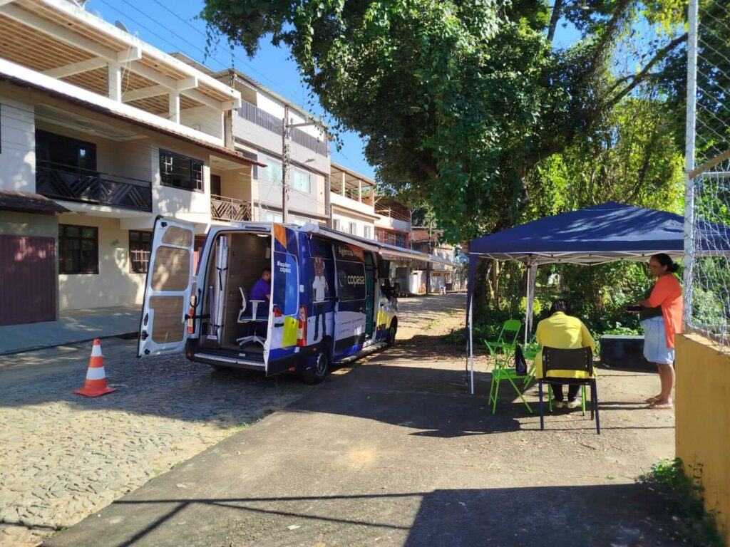 Copasa realiza ação para regularizar ligações de água e esgoto em bairro