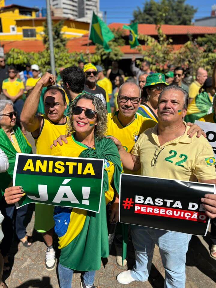 Políticos participaram de ato pela anistia na cidade
