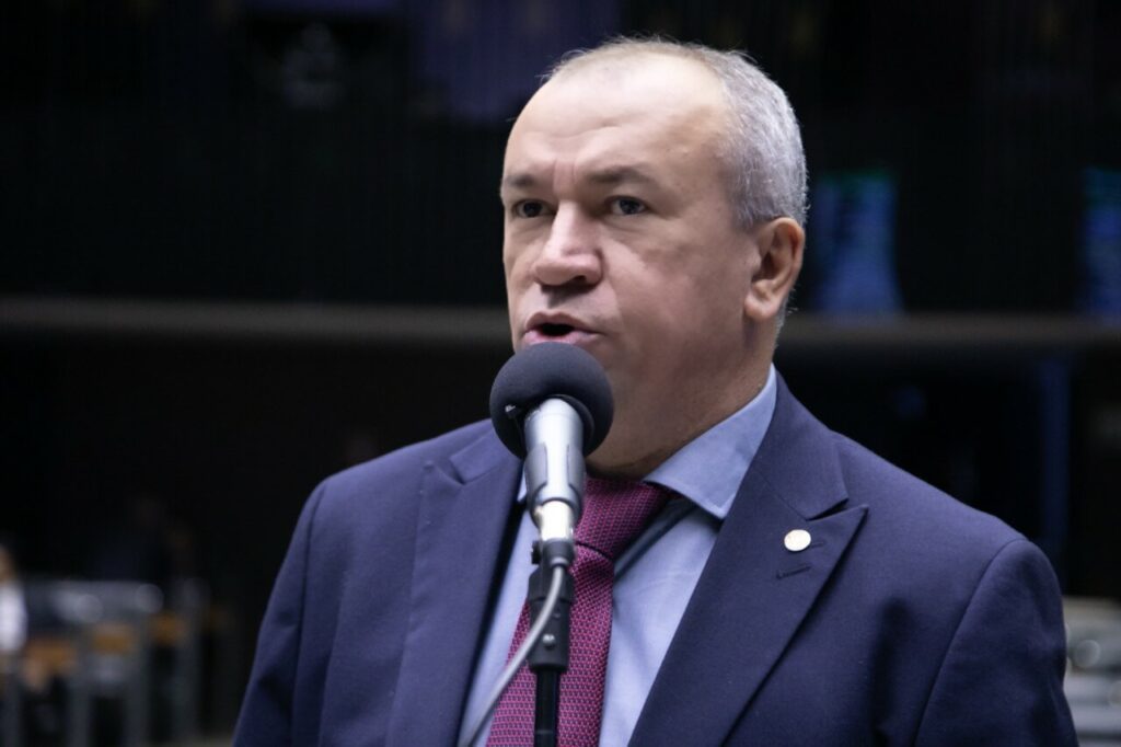 Deputado é diagnosticado com tumor no intestino