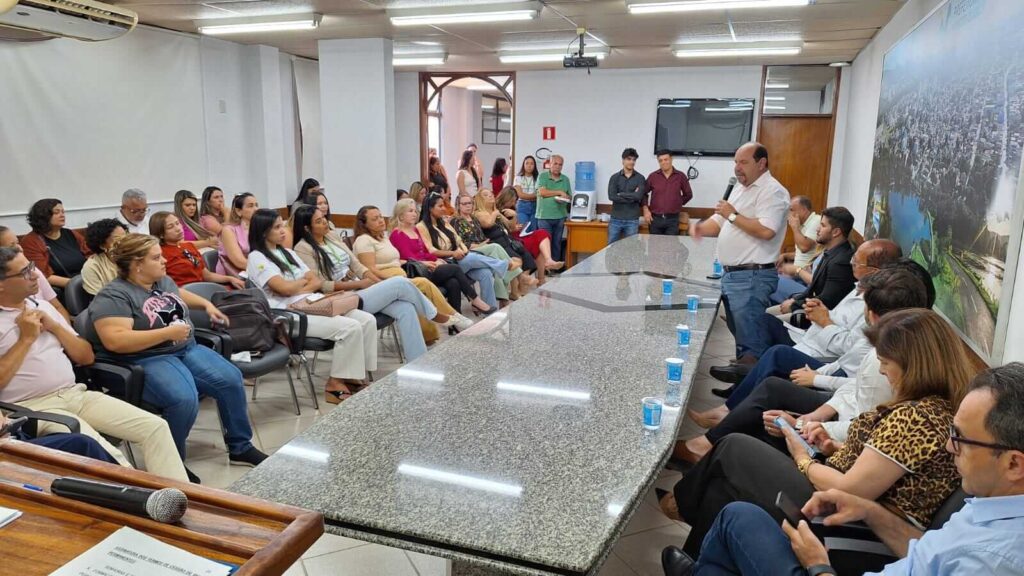 Prefeitura repassa bens móveis para duas instituições sociais