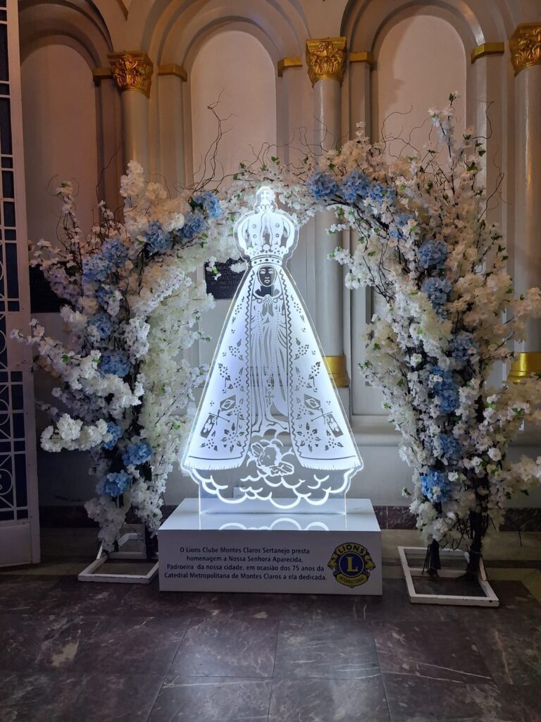 LIONS DOA IMAGEM ILUMINADA DA PADROEIRA NOS 75 ANOS DA CATEDRAL