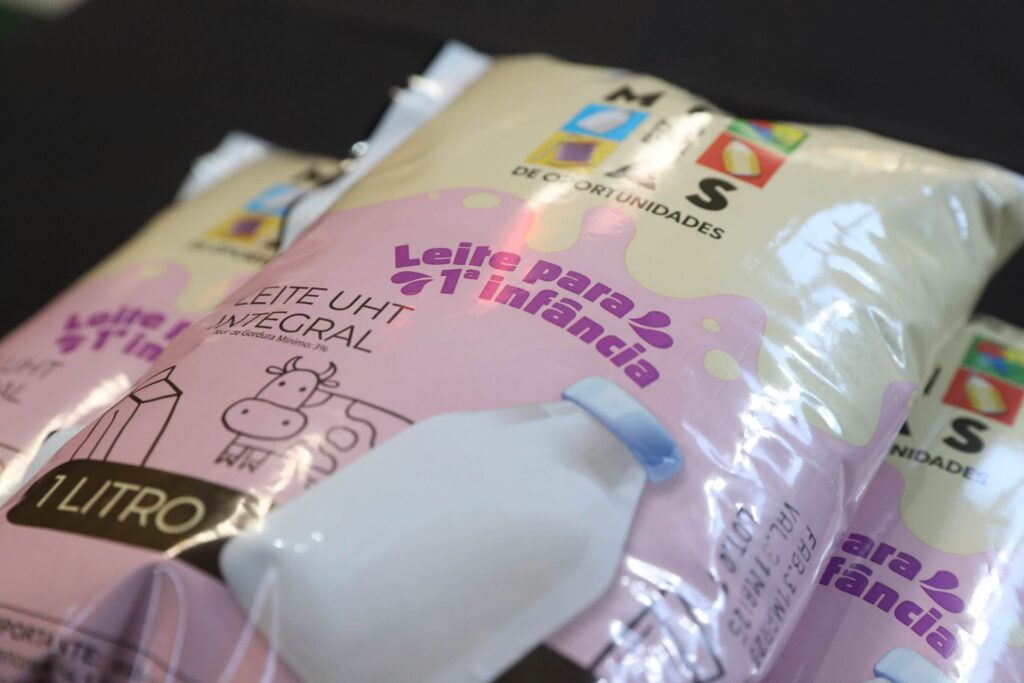 Estado distribui 400 mil litros de leite para primeira infância