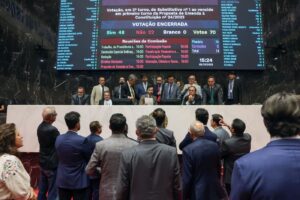 EM VOTAÇÃO conturbada, a Assembleia Legislativa aprovou ontem a proposta que facilita a privatização da Copasa