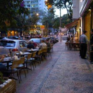 Moradores reclamam de ocupação irregular de calçadas por bares