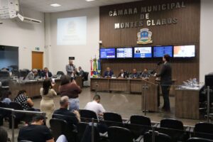 Câmara aprova receita de R$ 3 bilhões nas é uma prioridade urgente, especialmente diante dos longos períodos de estiagem que afetam a região. Segundo ele, ampliar a infraestrutura hídrica significa garantir mais segurança para as famílias, apoiar a produção rural, reduzir os impactos sociais da seca e promover desenvolvimento sustentável para os municípios norte-mineiros. O deputado estadual Ricardo Campos destacou, em seu discurso, a importância da adesão dos municípios à Operação Carro-Pipa Federal. Segundo ele, a iniciativa garante a liberação imediata de R$ 7 milhões para aplicação emergencial, com perspectiva de inclusão de novos recursos no orçamento do próximo ano, além de assegurar mais transparência na distribuição da água. PL de privatização da Copasa está pronto para ir a Plenário Com o aval em 1º turno da Comissão de Fiscalização Financeira e Orçamentária (FFO), o Projeto de Lei (PL) 4.380/15, que permite a privatização da Copasa, já pode ser pautado no Plenário. Presidente da comissão e relator da matéria, o deputado Zé Guilherme (PP) havia distribuído avulsos (cópias) do parecer, aprovado na reunião desta terça-feira (25/11/25). De autoria do governador Romeu Zema, a proposição autoriza o Governo de Minas a iniciar o processo de desestatização da Copasa, permitindo que o Estado deixe de ser o controlador da companhia por meio de venda de ações ou aumento de capital que dilua sua participação. A futura empresa deverá adotar o modelo de corporation, no qual nenhum acionista concentra grande poder decisório. O governo de Minas alega que a privatização é essencial para viabilizar os investimentos necessários para a universalização do acesso à água e ao tratamento do esgoto, conforme as determinações do Marco Legal do Saneamento Básico. O projeto também integra o conjunto de medidas do Programa de Pleno Pagamento das Dívidas dos Estados (Propag), por meio do qual Minas Gerais pretende renegociar o pagamento de sua dívida com a União. Durante a tramitação do PL 4.380/15 nas Comissões de Constituição e Justiça (CCJ) e de Administração Pública, foram propostos textos substitutivos com exigências para proteger o bom atendimento aos usuários e os empregos dos funcionários da empresa. Entre essas determinações, estão prazo para que o governo encaminhe à ALMG projeto de lei para criar um fundo estadual de saneamento básico, o cumprimento de metas de universalização dos serviços de abastecimento de água e de esgotamento sanitário, considerando a inclusão de áreas rurais e núcleos urbanos informais, e a garantia de prestação de serviços de qualidade. As comissões também buscaram assegurar aos funcionários da Copasa a manutenção dos contratos de trabalho por um período de 18 meses após a privatização, a continuidade da tarifa social para a BIOMETRIA ASCOM CMMOC