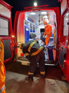 Uma idosa de 75 anos passou por momentos de grande tensão durante uma confraternização de Natal em Januária, mas teve sua vida salva graças à rápida ação do Corpo de Bombeiros. O incidente ocorreu quando a mulher se engasgou ao consumir um beiju, e as tentativas iniciais de familiares para desobstruir suas vias respiratórias não tiveram sucesso. Familiares foram orientados Diante da situação, os parentes entraram em contato com o 193. Uma militar da corporação começou a orientar a família sobre procedimentos de emergência por telefone. Durante a ligação, os familiares perceberam que a idosa havia perdido a consciência. A bombeira realizou uma chamada de vídeo, confirmando que a vítima estava desacordada e forneceu instruções detalhadas sobre manobras de reanimação enquanto uma equipe se dirigia à residência. Chegando ao local, os bombeiros encontraram a idosa deitada, com um familiar aplicando compressões torácicas de forma improvisada. Os profissionais avaliaram pulso e respiração, verificando que, apesar do batimento cardíaco presente, não havia ventilação espontânea. Os militares então aplicaram a manobra de desengasgo, conseguindo remover o alimento que bloqueava a via aérea, permitindo que a idosa retomasse a respiração. Mesmo após o procedimento, a idosa apresentava consciência reduzida, provavelmente devido à falta de oxigenação durante o engasgo. Ela foi rapidamente levada ao Pronto-Socorro de Januária, onde recebeu atendimento médico especializado, permanecendo estável. O Corpo de Bombeiros ressaltou a importância de agir com calma em situações de engasgo e seguir as orientações da equipe durante o atendimento telefônico. A corporação também enfatizou que o conhecimento básico das manobras de desobstrução pode fazer a diferença entre a vida e a morte, especialmente para crianças e idosos, que são mais vulneráveis a acidentes desse tipo.