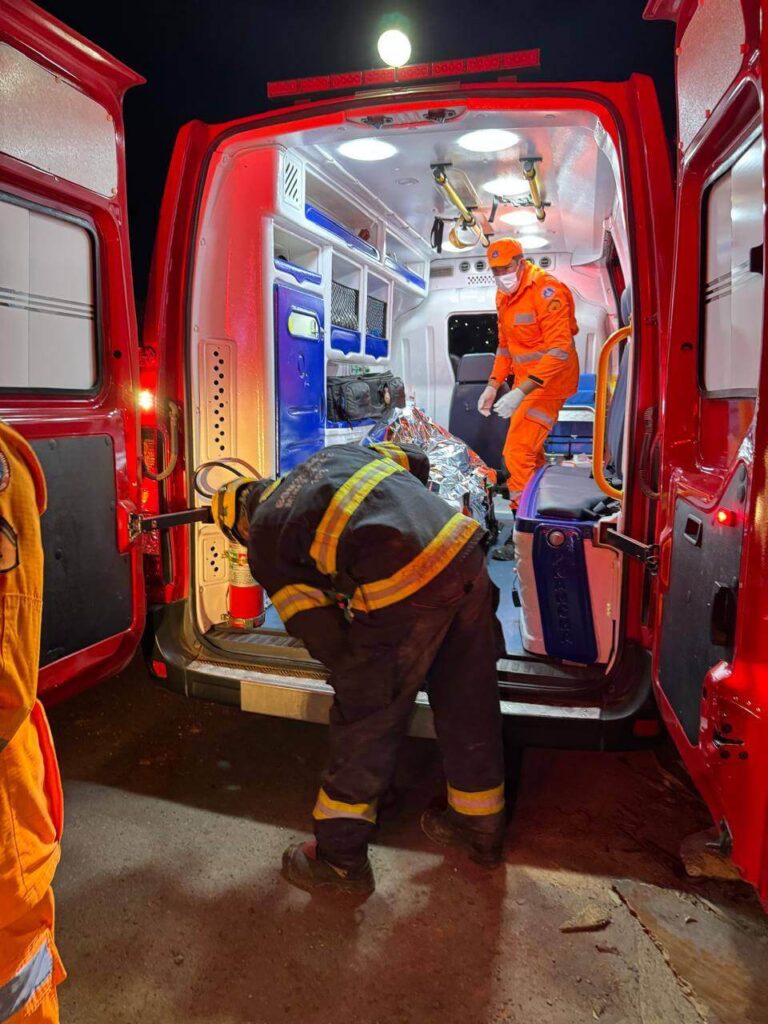 Uma idosa de 75 anos passou por momentos de grande tensão durante uma confraternização de Natal em Januária, mas teve sua vida salva graças à rápida ação do Corpo de Bombeiros. O incidente ocorreu quando a mulher se engasgou ao consumir um beiju, e as tentativas iniciais de familiares para desobstruir suas vias respiratórias não tiveram sucesso. Familiares foram orientados Diante da situação, os parentes entraram em contato com o 193. Uma militar da corporação começou a orientar a família sobre procedimentos de emergência por telefone. Durante a ligação, os familiares perceberam que a idosa havia perdido a consciência. A bombeira realizou uma chamada de vídeo, confirmando que a vítima estava desacordada e forneceu instruções detalhadas sobre manobras de reanimação enquanto uma equipe se dirigia à residência. Chegando ao local, os bombeiros encontraram a idosa deitada, com um familiar aplicando compressões torácicas de forma improvisada. Os profissionais avaliaram pulso e respiração, verificando que, apesar do batimento cardíaco presente, não havia ventilação espontânea. Os militares então aplicaram a manobra de desengasgo, conseguindo remover o alimento que bloqueava a via aérea, permitindo que a idosa retomasse a respiração. Mesmo após o procedimento, a idosa apresentava consciência reduzida, provavelmente devido à falta de oxigenação durante o engasgo. Ela foi rapidamente levada ao Pronto-Socorro de Januária, onde recebeu atendimento médico especializado, permanecendo estável. O Corpo de Bombeiros ressaltou a importância de agir com calma em situações de engasgo e seguir as orientações da equipe durante o atendimento telefônico. A corporação também enfatizou que o conhecimento básico das manobras de desobstrução pode fazer a diferença entre a vida e a morte, especialmente para crianças e idosos, que são mais vulneráveis a acidentes desse tipo.