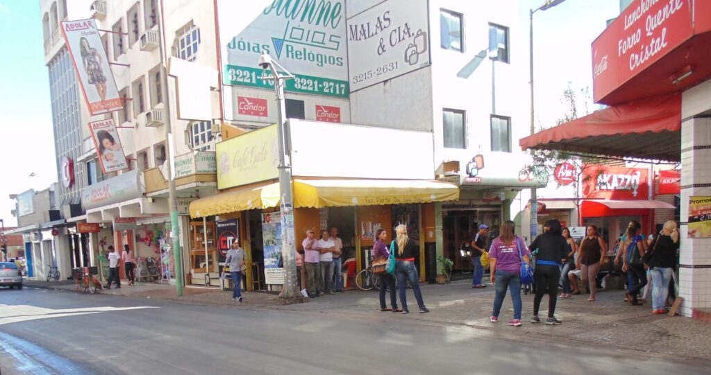 Comércio de Montes Claros tem horário especial