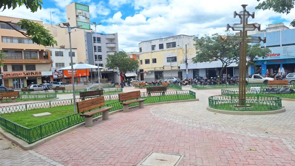 Prefeitura entrega à população no Norte e Nordeste mineiro a nova Praça da Catedral