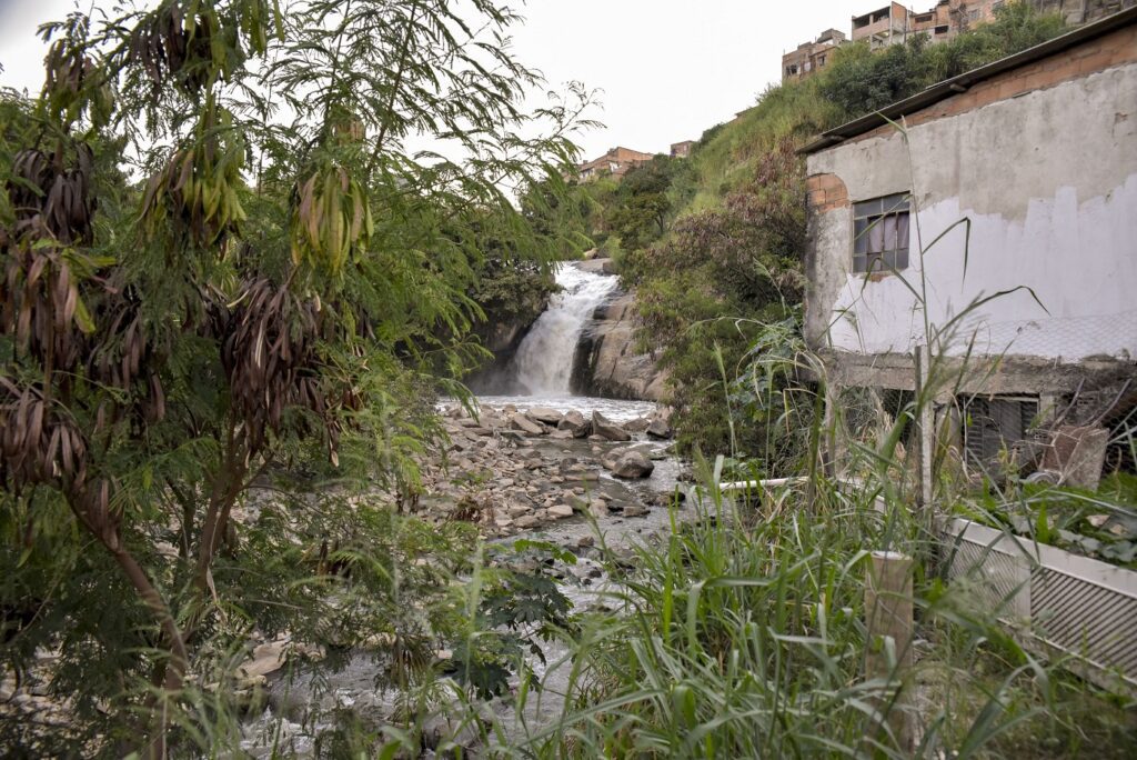 Governador assina lei que interrompe falta de água em hospitais