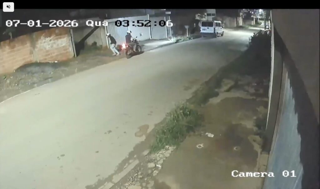 Bandidos invadem lote e furtam dois veículos