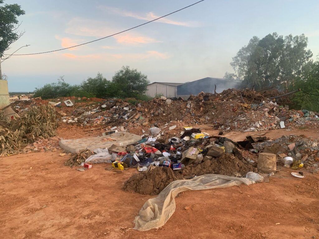 Acúmulo de entulho castiga o Monte Carmelo