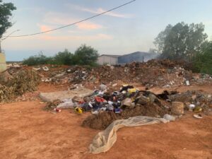 Acúmulo de entulho castiga o Monte Carmelo