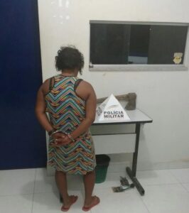 Mulher com mandado por tentar matar a filha é presa