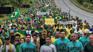 Nikolas Ferreira conclui caminhada “Acorda Brasil” em Brasília