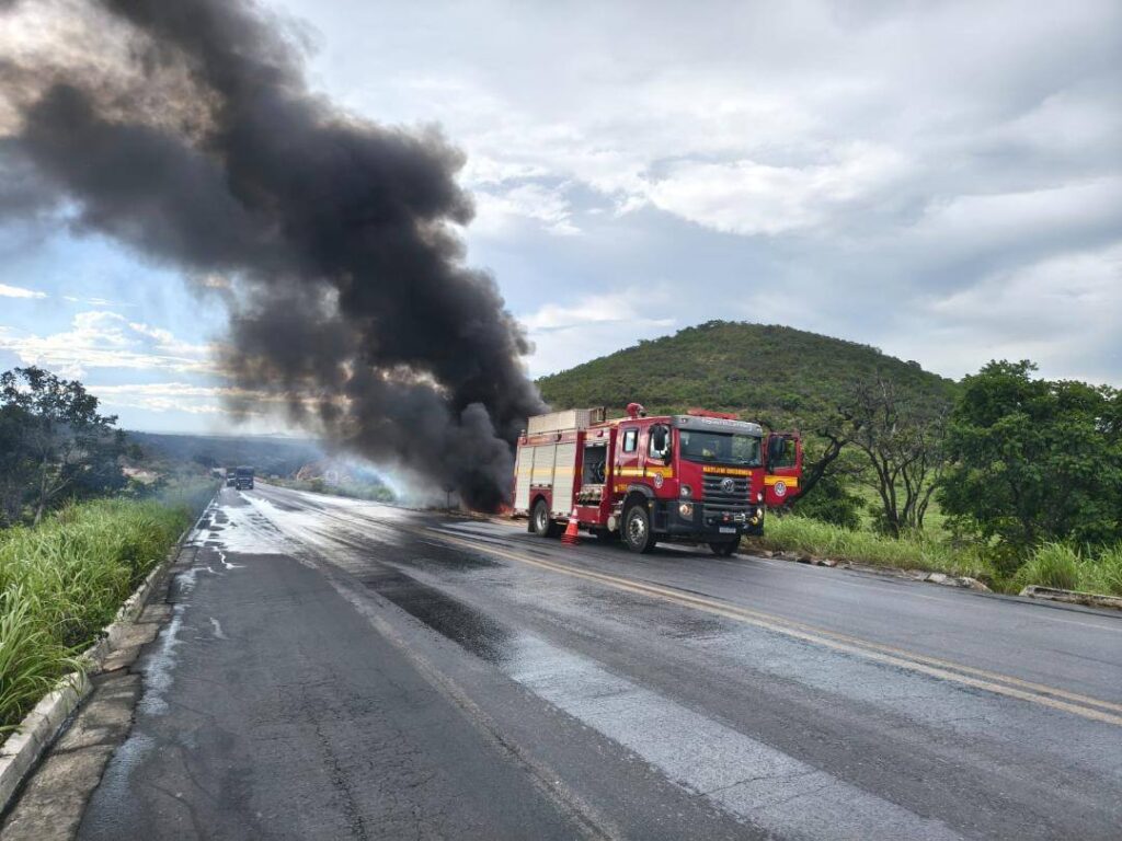Caminhão carregado com polietileno tomba e pega fogo na rodovia BR-251