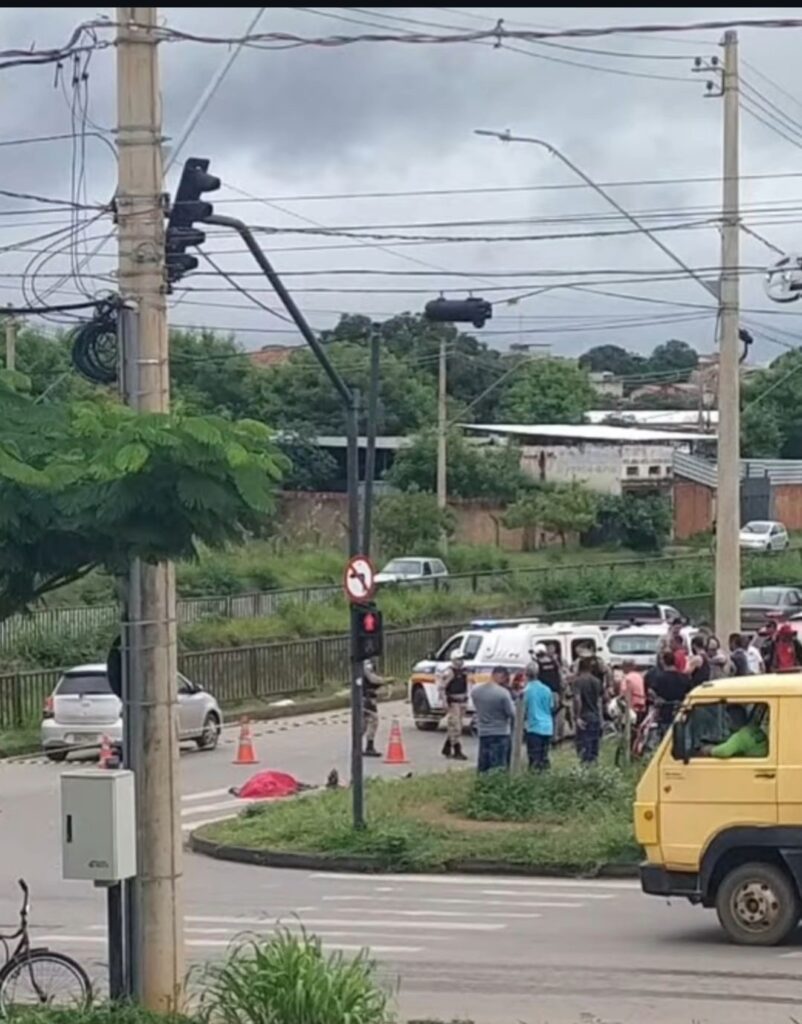 Mulher morre em acidente entre bicicleta elétrica e carro