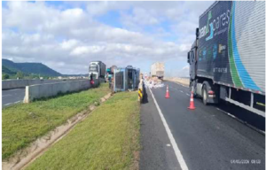 Carreta tomba carregada com livros didáticos no Anel Leste