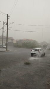 huva com granizo causa alagamentos em Montes Claros