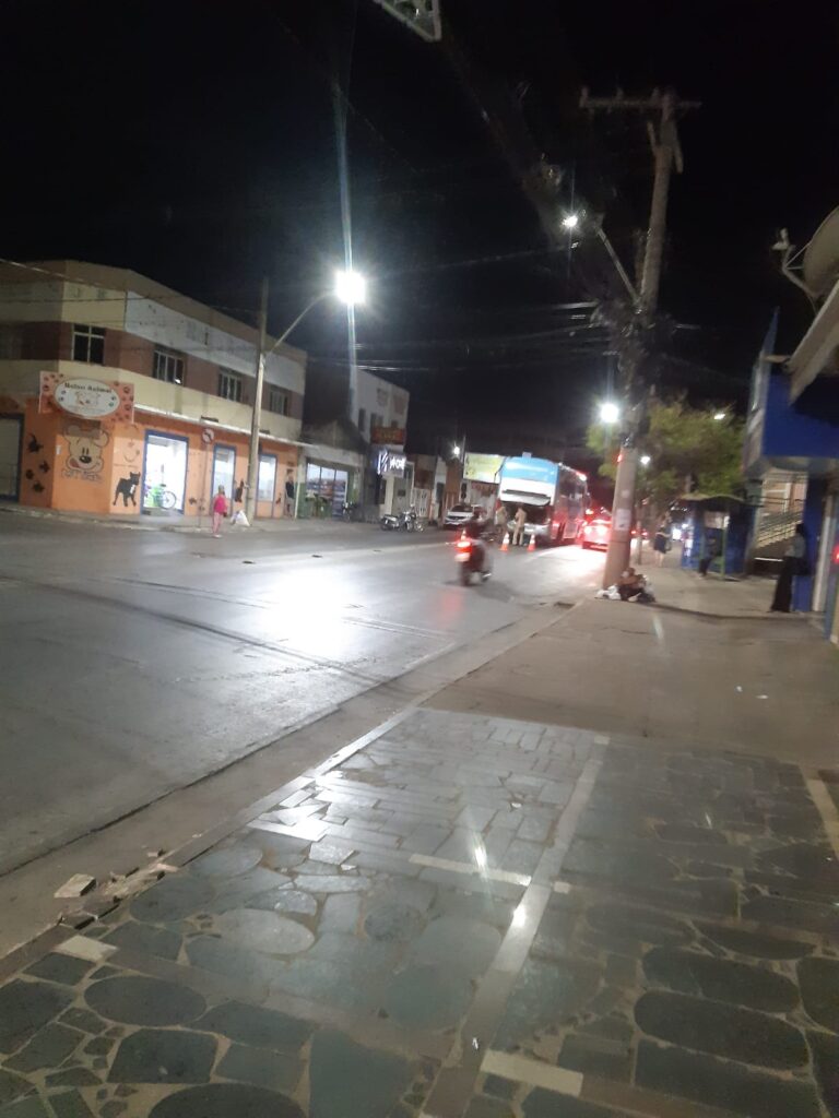 Por pouco, o coletivo não causou acidentes naquela área da cidade
