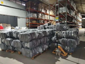 Após o recolhimento, os uniformes passaram por triagem, descaracterização das peças e retirada das logomarcas para, na sequência serem processados para recuperação das fibras