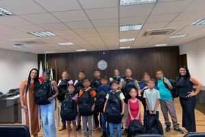 Em parceria com a Coinj do TJMG, foram entregues kits escolares e mochilas a 14 crianças e adolescentes