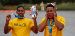 Os dois conquistaram a prata no C2 500 m no domingo