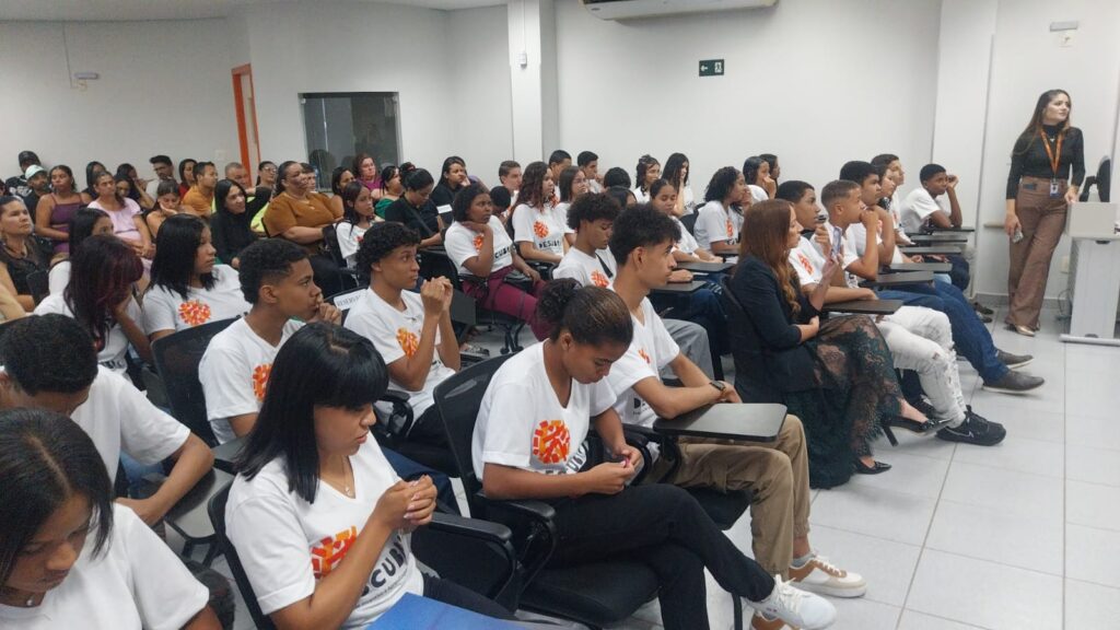 Formação gratuita desenvolve competências técnicas e comportamento interpessoal