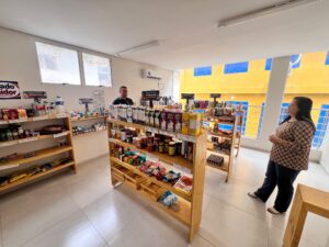 Espaço conta com auditório para 80 pessoas e mini mercado para treinos práticos