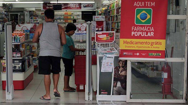 Programa oferece gratuitamente 41 itens, entre medicamentos, fraldas geriátricas e absorventes e a economia estimada equivale a 5,4 salários mínimos