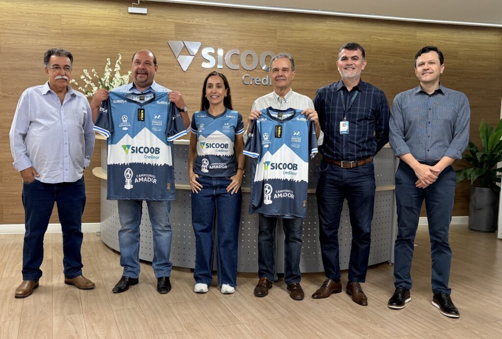 Diretoria do Sicoob, o prefeito Guilherme Gumiarães e a secretária de Esportes, Juliana Peixoto