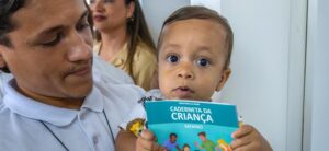 Mais de 1 milhão de crianças menores de 5 anos foram vacinadas com a Pneumo 20 pelo Sistema Único de Saúde (SUS) desde o início da estratégia nacional de vacinação, em junho deste ano. O anúncio foi feito na sexta-feira (11) pelo ministro da Saúde, Alexandre Padilha, durante visita a serviços de saúde em Montes Claros, na Santa Casa. Incorporada ao Calendário Nacional de Vacinação em 2026, a vacina protege contra 20 sorotipos da bactéria Streptococcus pneumoniae, ampliando a proteção contra doenças pneumocócicas, como pneumonia e meningite. “A inclusão da Pneumo 20 no SUS amplia o acesso das crianças à proteção contra doenças causadas por 20 sorotipos da bactéria pneumococo. Na rede privada, o valor da vacina pode chegar a R$ 600. Desde a incorporação ao Calendário Nacional de Vacinação, mais de 1 milhão de crianças já receberam a vacina no país”, afirmou o ministro da Saúde. A Pneumo 20 oferece cobertura mais abrangente porque inclui também os sorotipos 3, 6A e 19A, associados à doença pneumocócica invasiva no Brasil, e protege contra a otite média, que pode causar complicações, incluindo perda auditiva. A vacinação é a principal forma de prevenir as formas graves das doenças pneumocócicas. Além de proteger cada criança vacinada, a ampliação da cobertura contribui para reduzir internações, complicações e mortes, especialmente na primeira infância, período em que as crianças estão entre os grupos mais vulneráveis. Entre 2023 e 2025, o Brasil registrou 4,6 mil casos de meningite pneumocócica e 1,4 mil mortes pela doença, com taxa de letalidade de 30%. Entre crianças menores de 5 anos, foram registrados 589 casos e 187 óbitos no período. ESQUEMA VACINAL - Com a incorporação da Pneumo 20 ao Calendário Nacional de Vacinação, a Pneumo 10 será substituída gradualmente no esquema infantil. Durante esse período, os estoques disponíveis da Pneumo 10 continuarão sendo utilizados. Por isso, temporariamente, o esquema combinará as duas vacinas. A vacinação será realizada da seguinte forma: • Crianças que estão iniciando o esquema: recebem a Pneumo 20 aos 2 meses, a Pneumo 10 aos 4 meses e o reforço da Pneumo 20 aos 12 meses. O intervalo mínimo entre a segunda dose e o reforço é de 60 dias. • Crianças que já completaram o esquema com a Pneumo 10: não precisam receber uma dose adicional da Pneumo 20. • Crianças que começaram o esquema com a Pneumo 13 ou a Pneumo 15 na rede privada: podem completar a vacinação com a Pneumo 20 pelo SUS, respeitando os intervalos recomendados. Após o término dos estoques da Pneumo 10, todas as doses do esquema infantil serão realizadas com a Pneumo 20. Pais e responsáveis devem manter a caderneta de vacinação das crianças atualizada e procurar uma unidade de saúde para verificar se há doses pendentes. O histórico de vacinação também pode ser acompanhado pela Caderneta Digital de Saúde da Criança, disponível no aplicativo Meu SUS Digital.