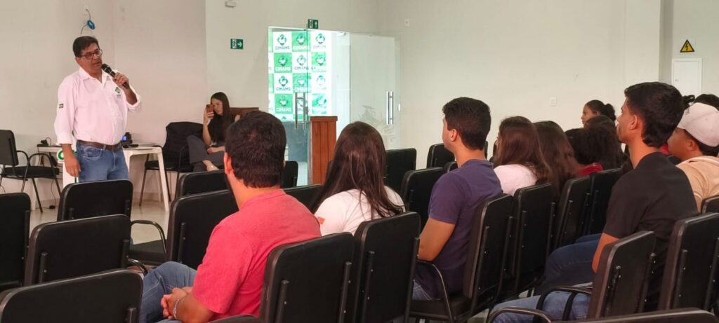 A aula foi ministrada pelo coordenador do SIM/Cimams, professor Marcos Maia, que explicou o funcionamento do serviço