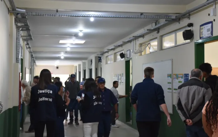 A votação tem início às 8 e termina às 17 horas, com apuração em seguida