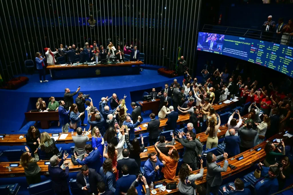 A proposta foi aprovada por 75 votos a favor e um contra nos dois turnos de votação