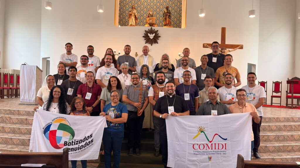 A programação teve início às 7h, com a Santa Missa presidida pelo padre George Luis Cardoso Silva, pároco da Paróquia Santos Reis