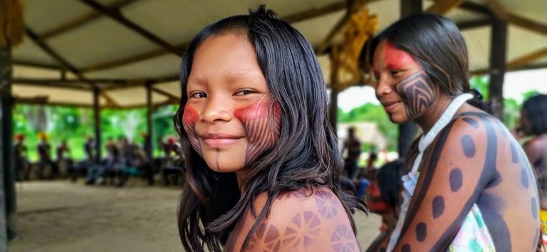 A Secretaria do Ministério da Saúde coordena a assistência nos territórios, considerando as características culturais, epidemiológicas e geográficas de cada região