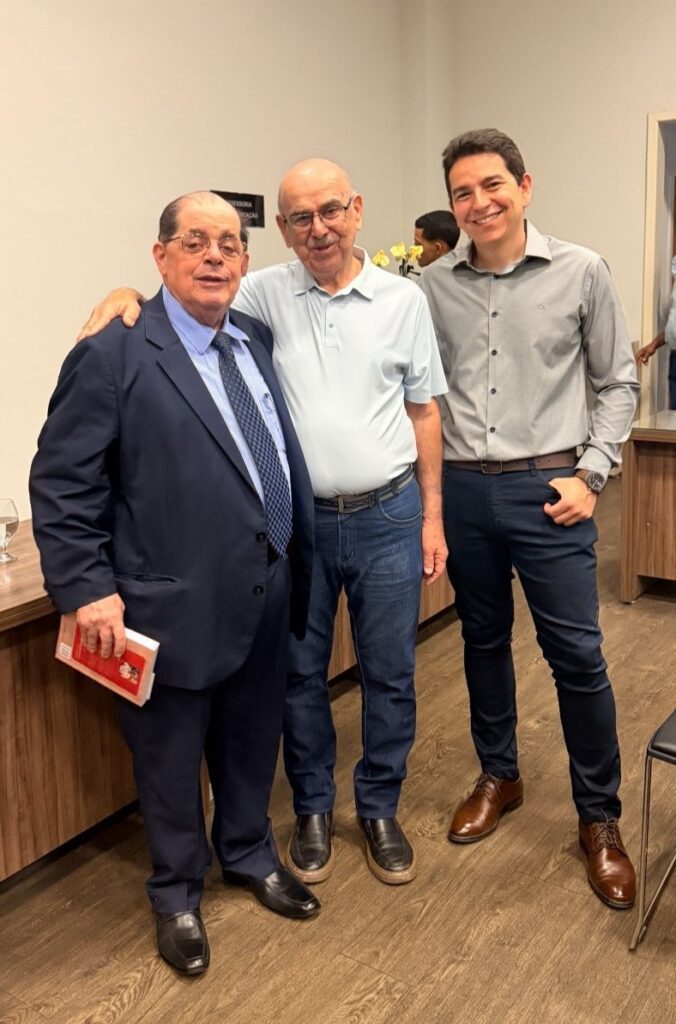 Professor Paulo César, foi presenteado, na última quinta-feira (08/10), com um exemplar do escritor José Eustáquio do Amaral, conhecido como Zico da Sertaneja