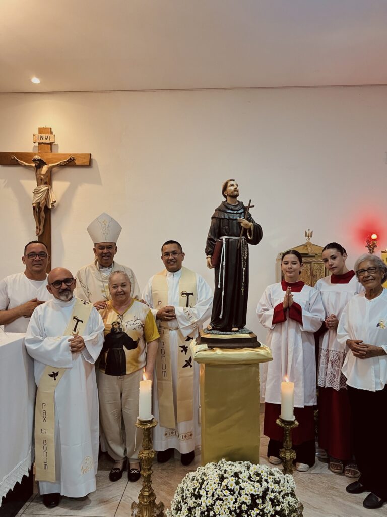 A celebração, realizada também na primeira sexta-feira do mês, contou com a participação dos membros do Apostolado da Oração