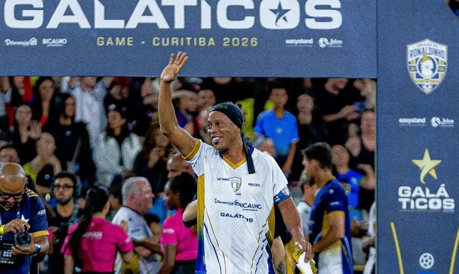 Ronaldinho Gaúcho não chegou a confirmar que jogaria quando chegou à Itália em agosto