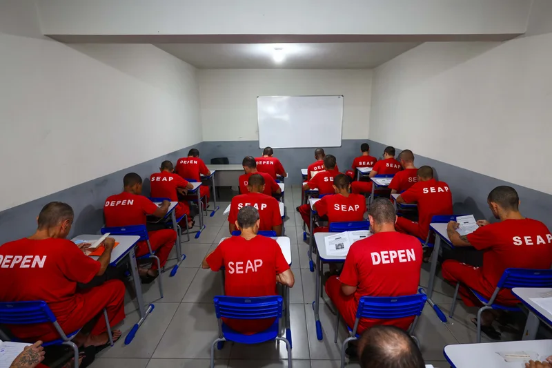 Exame aplicado em unidades prisionais busca certificação e remição de pena.