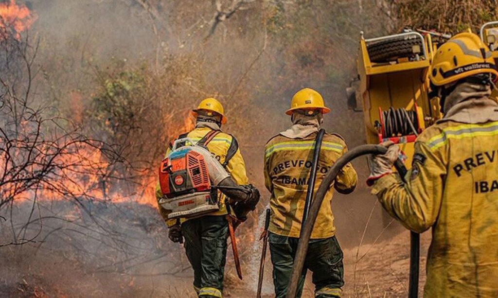 Fumaça encobre a região e móvel força-tarefa de combate ao fogo no Amazonas
